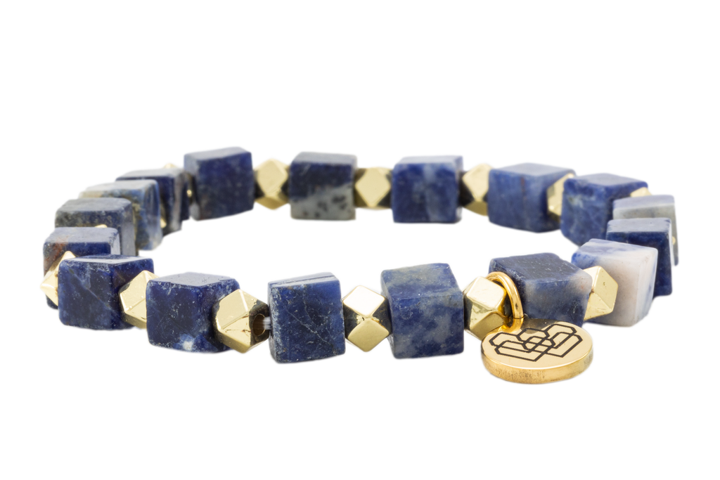 Sodalite bracelet promotes clarity, calmness, and self-trust, fostering rational thought, emotional balance, and authenticity.