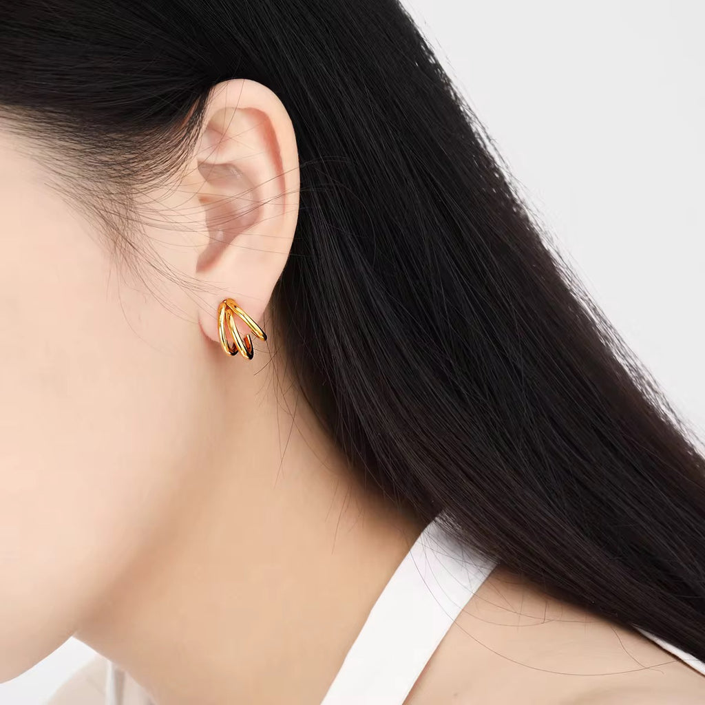 Model wearing 18K Gold Fashion Hoops