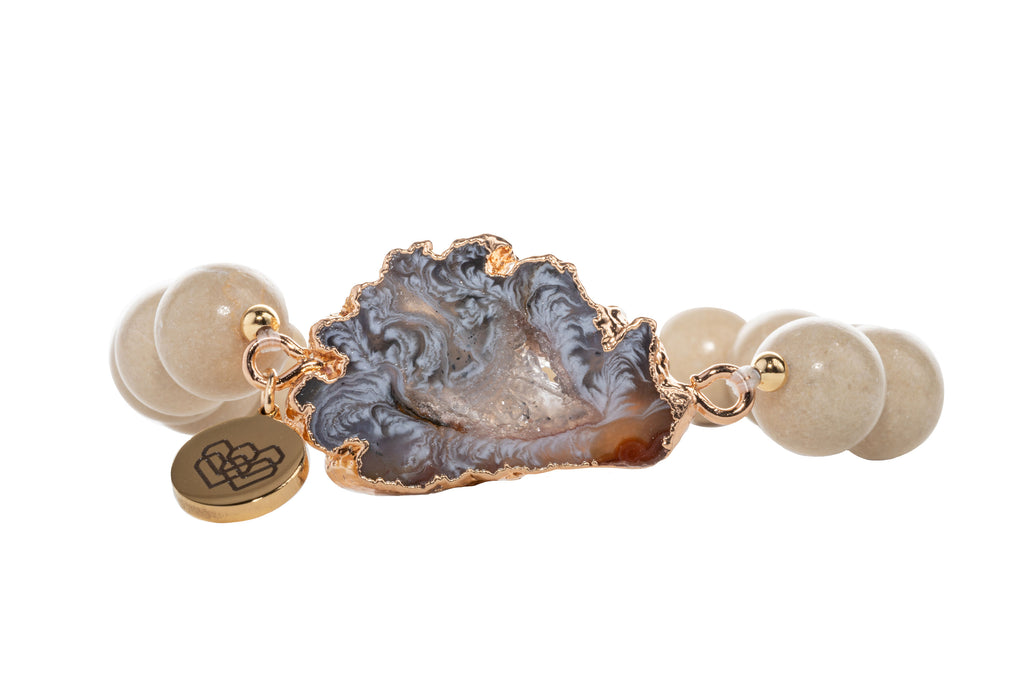  Riverstone & Agate bracelet encases a one-of-a-kind agate stone between its precious Riverstone beads.